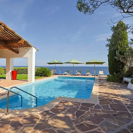 Avec Vue Panoramique Et Piscine A Saint-raphael Saint-Raphael (Var)