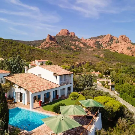 Avec Vue Panoramique Et Piscine A Saint-raphael