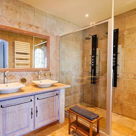 Avec Vue Panoramique Et Piscine A Saint-raphael Saint-Raphaël