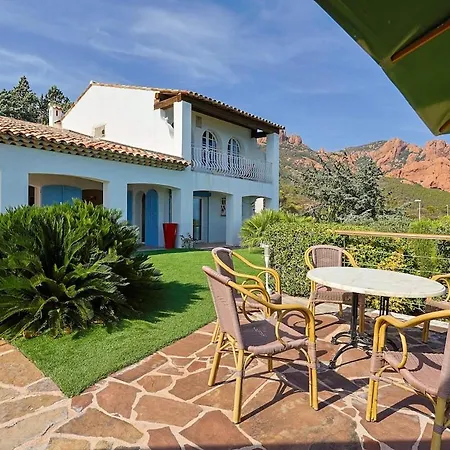 Avec Vue Panoramique Et Piscine A Saint-raphael Villa