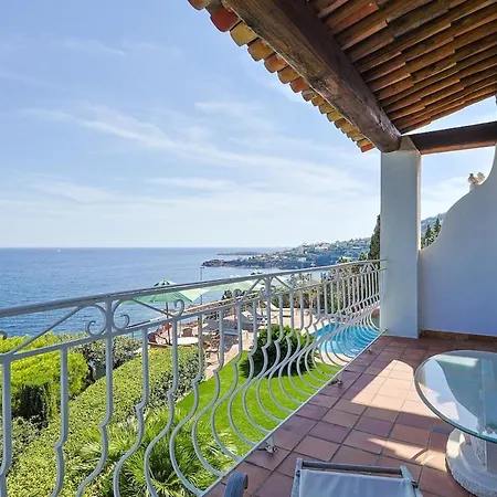 Avec Vue Panoramique Et Piscine A Saint-raphael