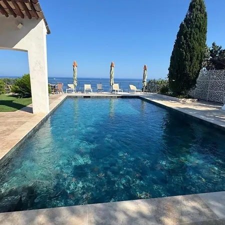 Avec Vue Panoramique Et Piscine A Saint-raphael *