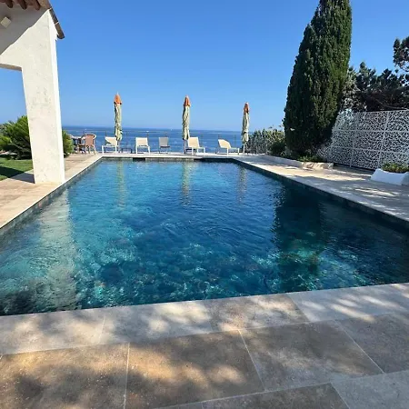 Avec Vue Panoramique Et Piscine A Saint-raphael Villa