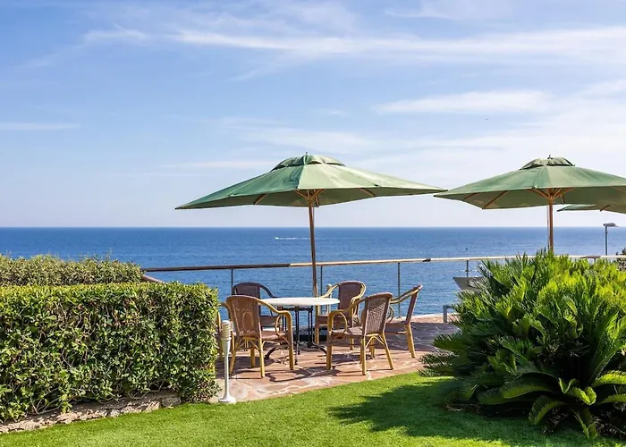 Avec Vue Panoramique Et Piscine A Saint-raphael *